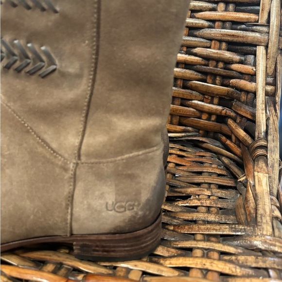 UGG Cailyn Womens 6 Boots
Brown Distressed Suede Winter
Western Low Heel Roper - Picture 8 of 12